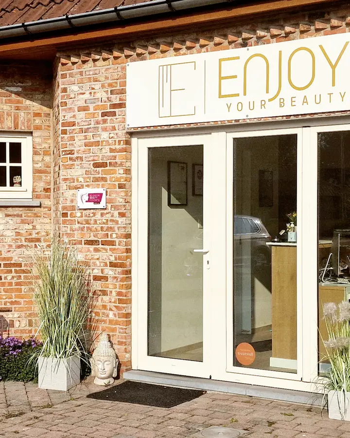 De ingang van Enjoy Your Beauty in Oostakker